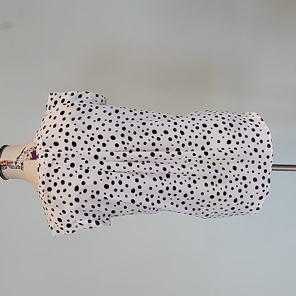Loft black and white spotted sleeveless blouse.  Size is Small - Picture 3 of 8